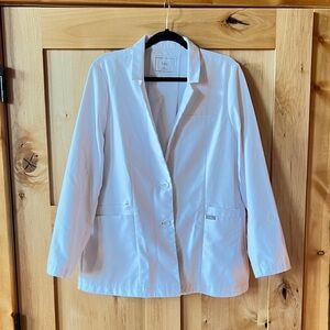 🚨 FINAL SALE 🚨 FIGS Bellevue Short Lab Coat, Size L, White SOLD OUT ONLINE!